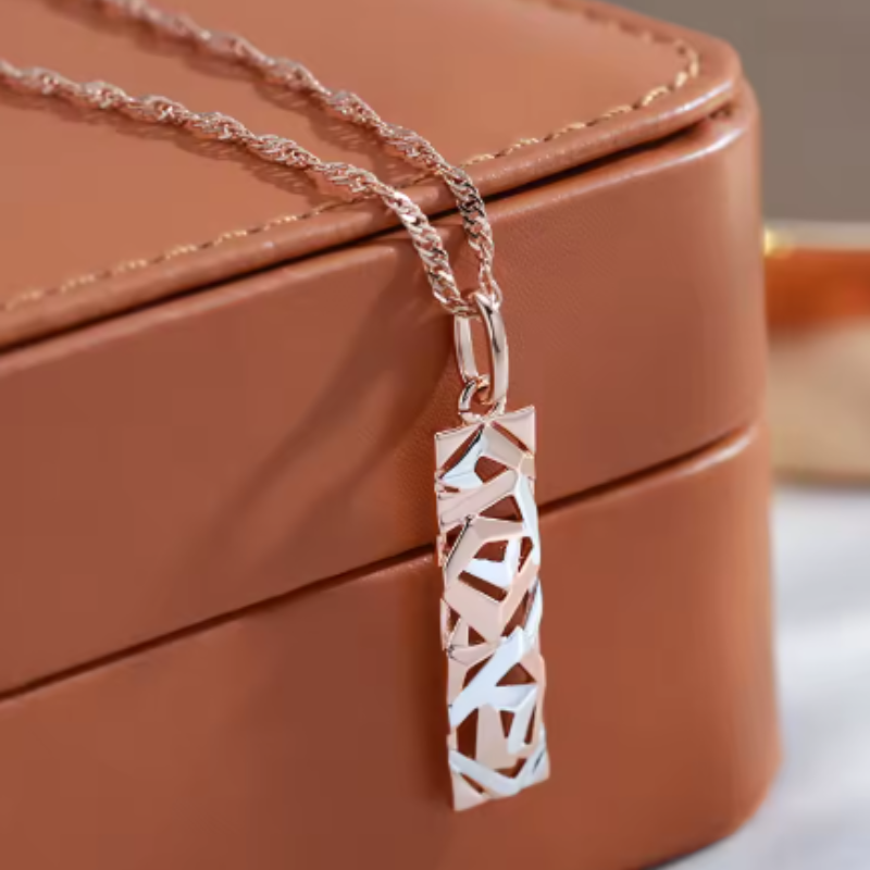 Elegant Golden Pendant Necklace – Laiko Išbandyta Prabanga