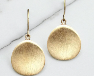 Vintage Auksinės Plokštelės Auskarai – Minimalistiniai ir Laikui Nepavaldūs