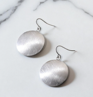 Vintage Auksinės Plokštelės Auskarai – Minimalistiniai ir Laikui Nepavaldūs