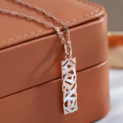 Elegant Golden Pendant Necklace – Laiko Išbandyta Prabanga