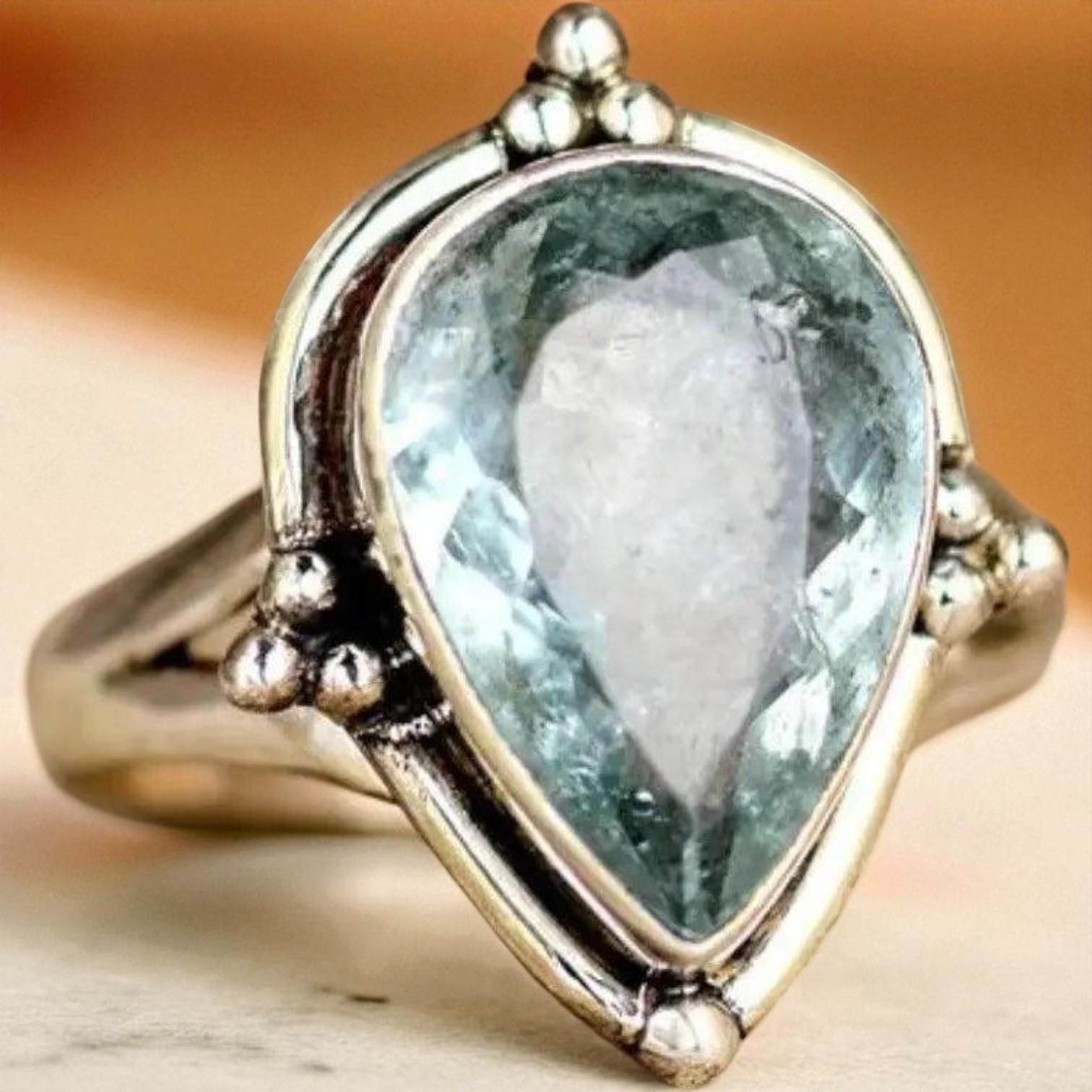 Vintažinio Stiliaus Žiedas su Mėlynu Krištolu – Laikui Nepavaldi Elegancija