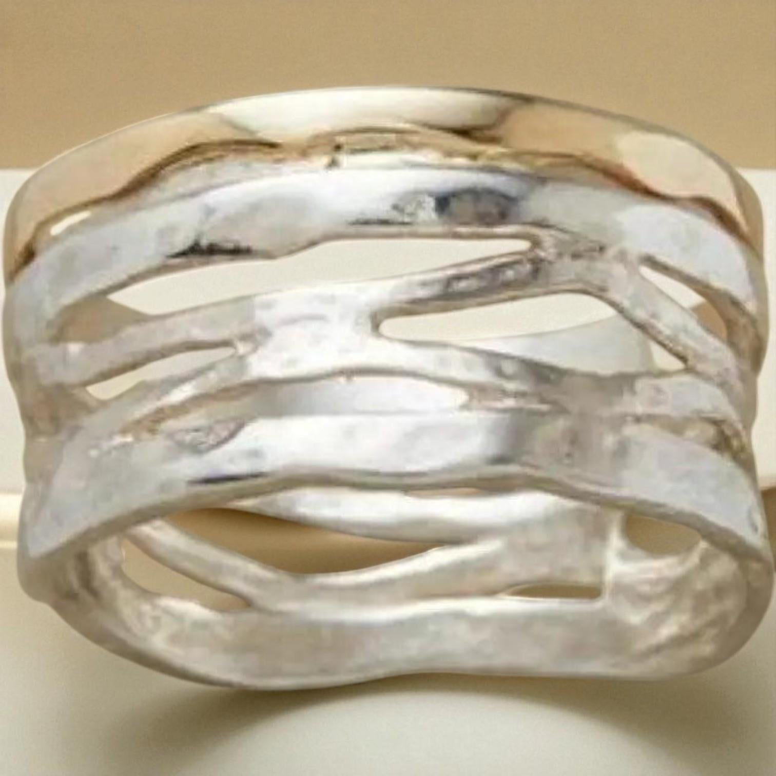 Vintažinis Aukso ir Sidabro Tuščiaviduris Žiedas – Lengvumo ir Elegancijos Derinys