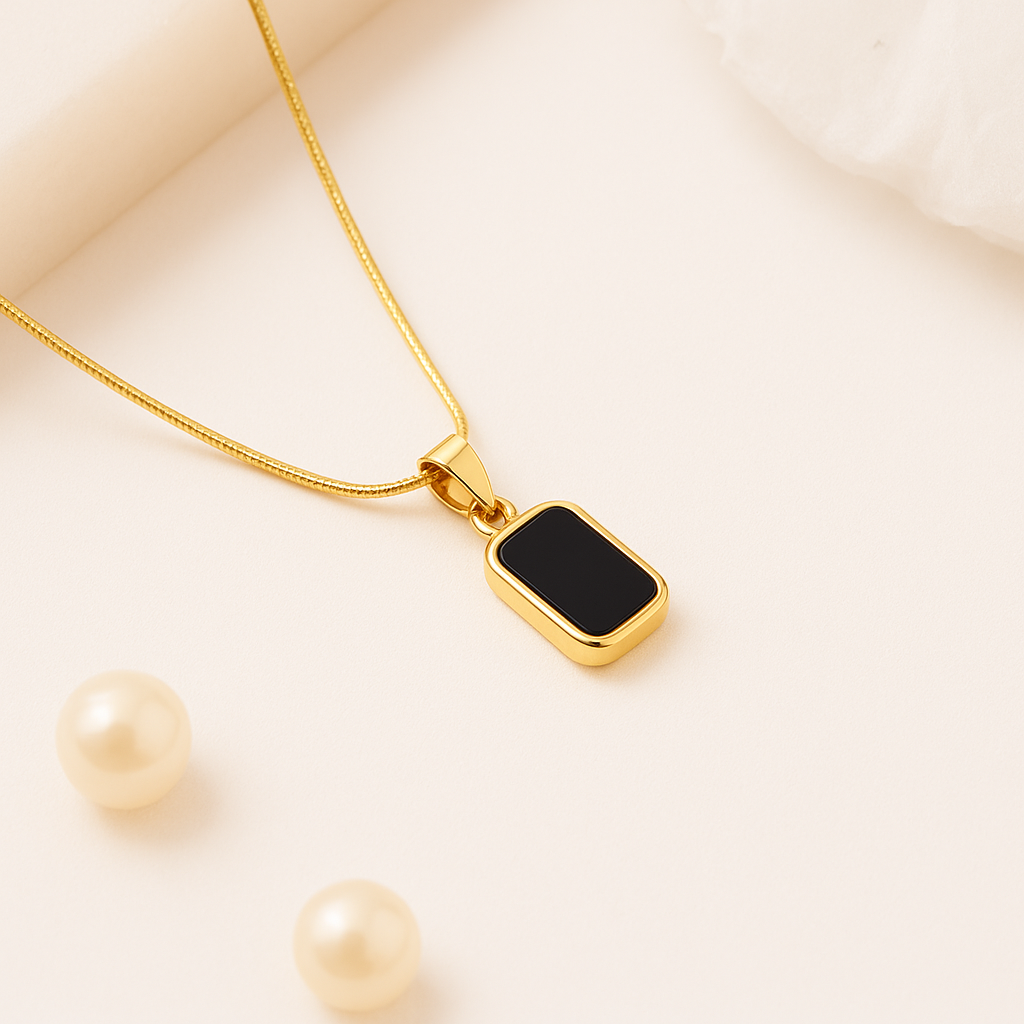 NOIR Grandinys Juoda – Subtili Elegancija ir Minimalizmas