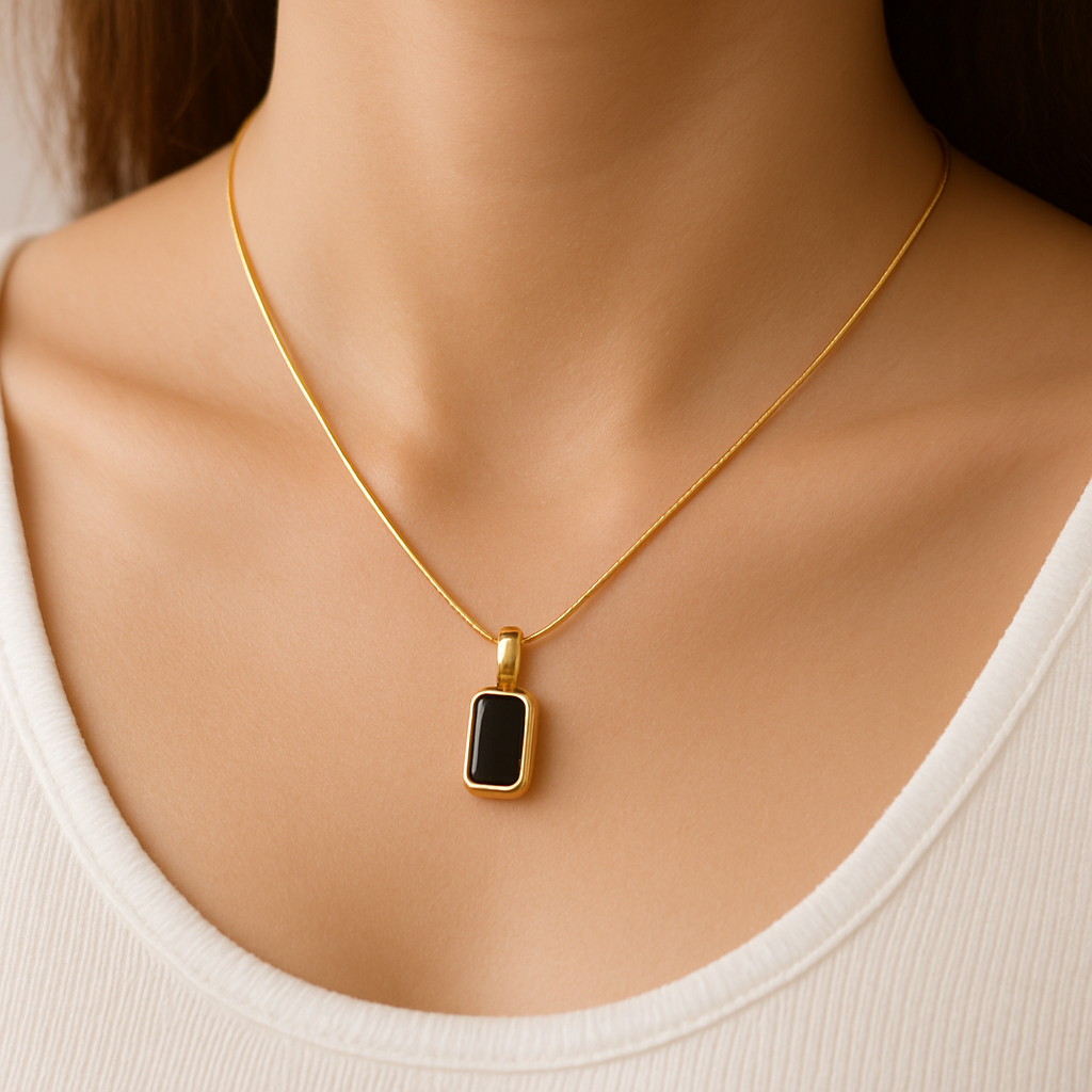 NOIR Grandinys Juoda – Subtili Elegancija ir Minimalizmas
