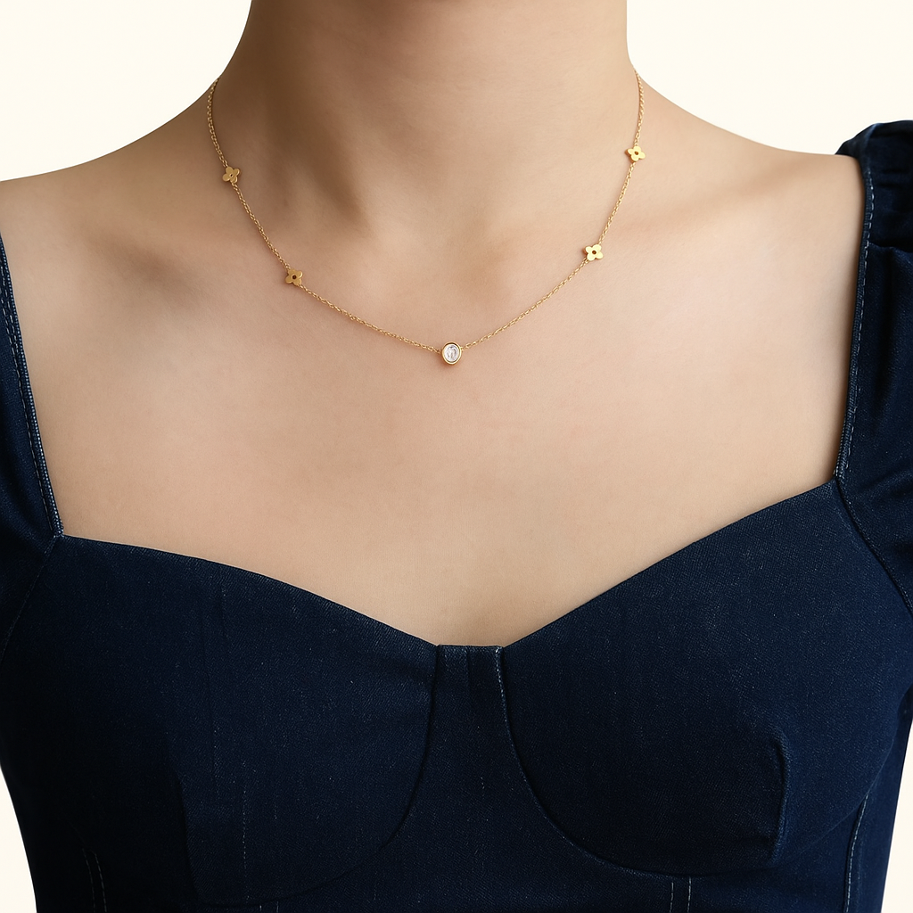 CARRIE Aukso Dobilų Grandinėlė – Subtili Elegancija ir Žaisminga Dvasia