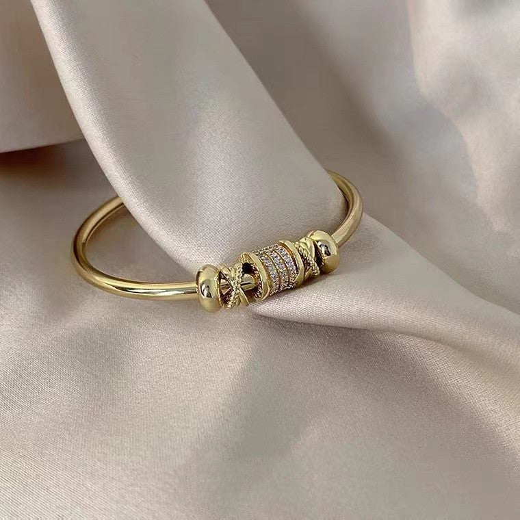Golden Charm Prabangi Apyrankė – Elegantiška ir Reguliuojama