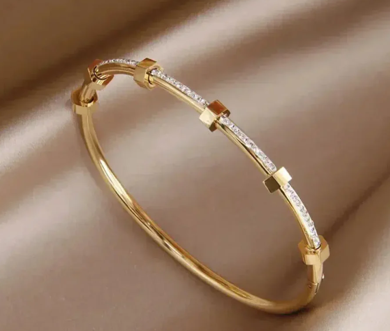 Crystal Elegance Apyrankė – Minimalistinė & Išskirtinė