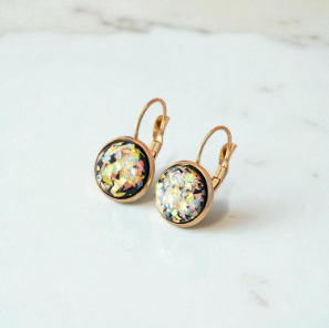 Aurora Opal Auskarai – Laikinas Spindesys ir Elegancija