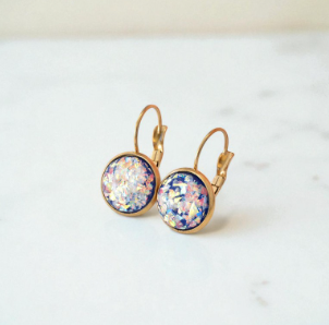 Aurora Opal Auskarai – Laikinas Spindesys ir Elegancija