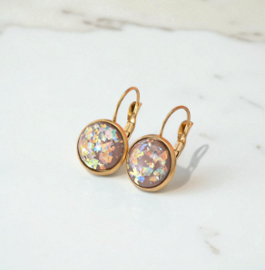 Aurora Opal Auskarai – Laikinas Spindesys ir Elegancija