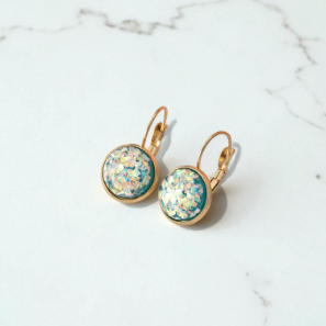 Aurora Opal Auskarai – Laikinas Spindesys ir Elegancija