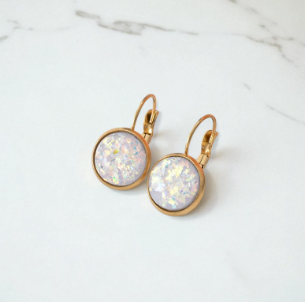 Aurora Opal Auskarai – Laikinas Spindesys ir Elegancija