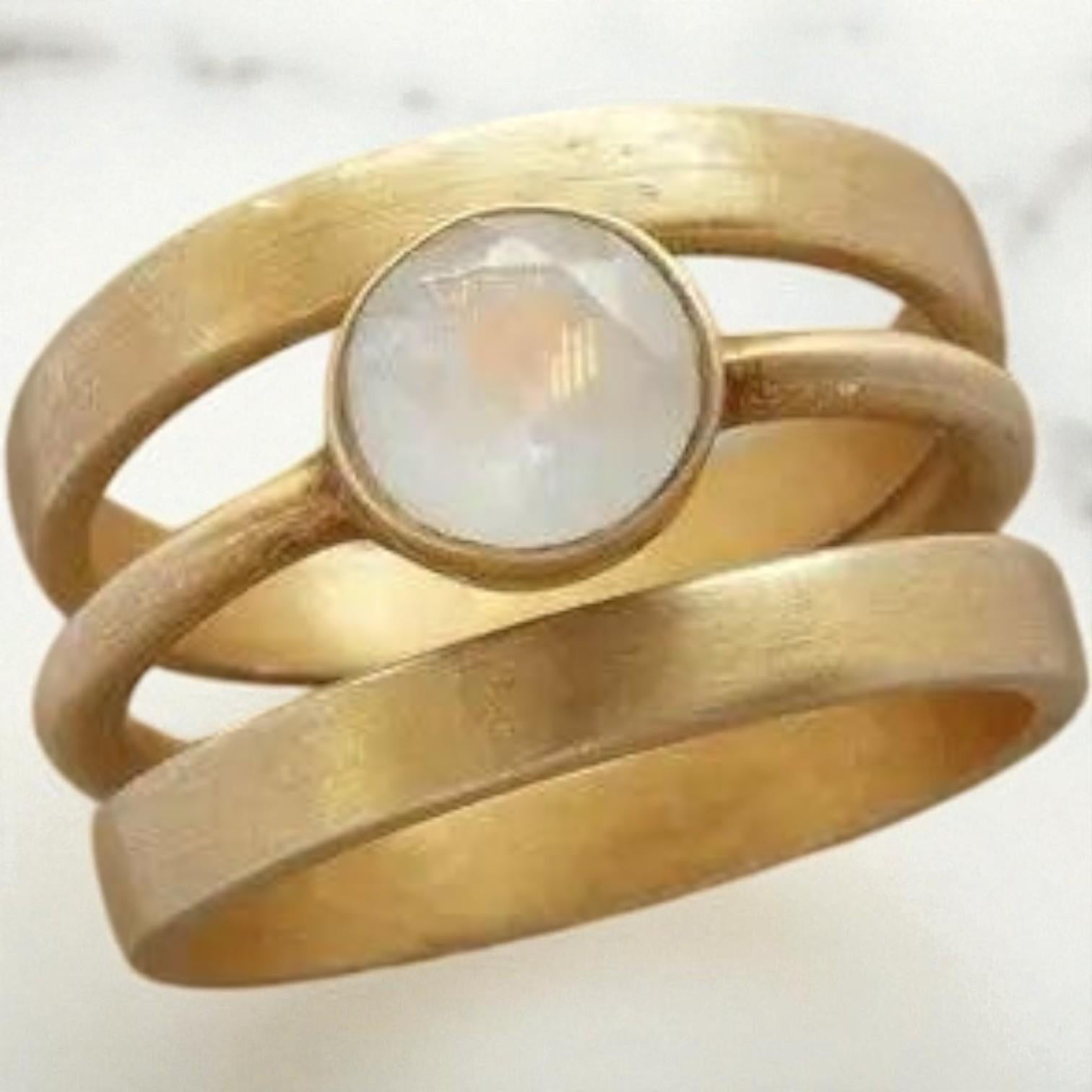 Senovinis Auksinis Žiedas su Žėrinčiu Mėnulio Akmeniu – Mistinė Elegancija