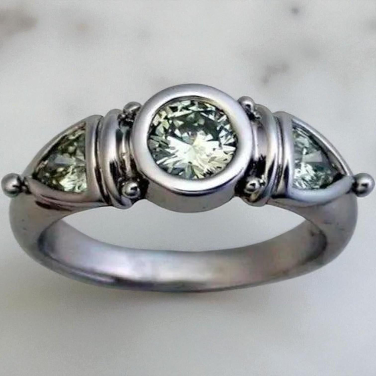 Žiedas su Žaliu Krištolu Senovinio Sidabro Apvalkale – Mistinė Elegancija