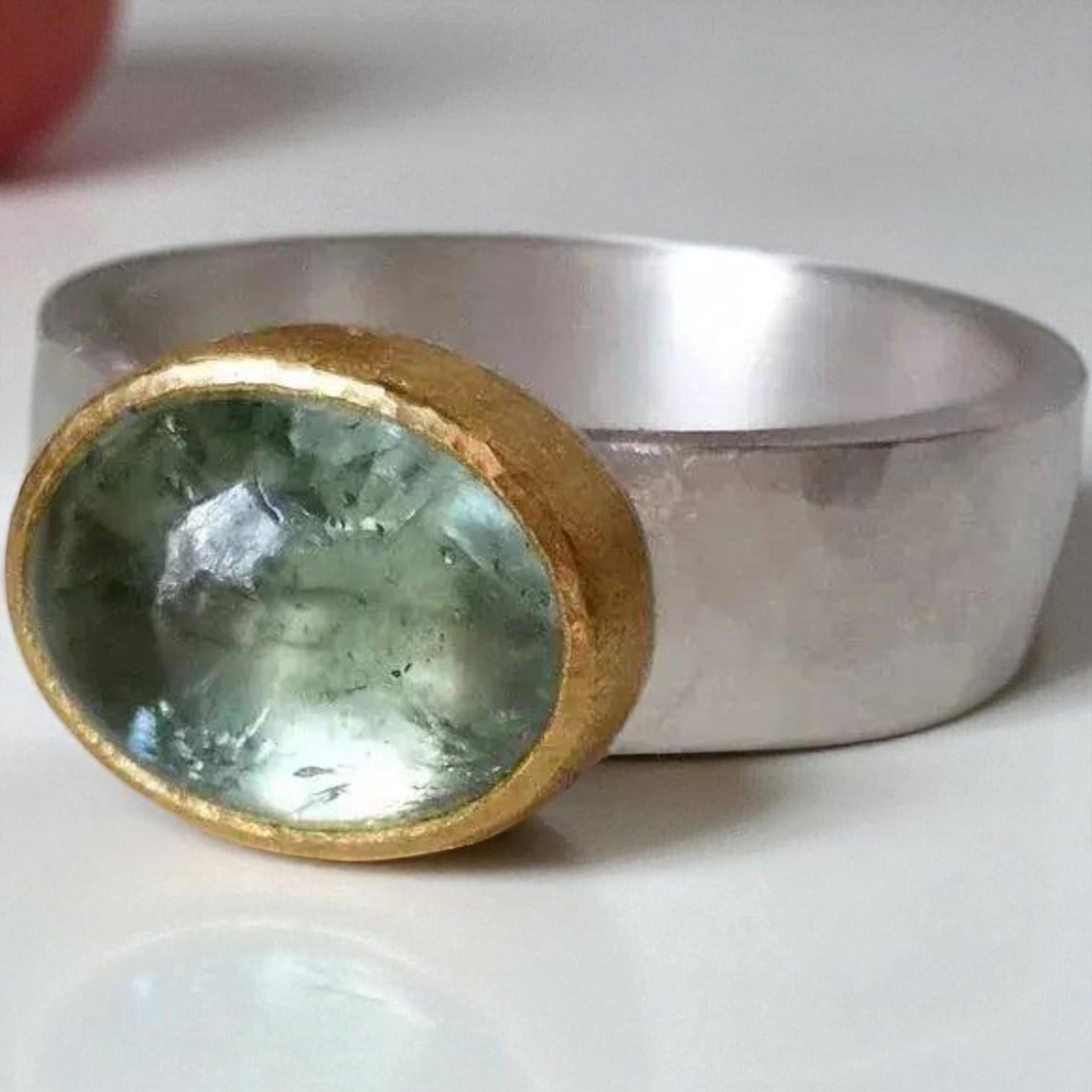 Žalias Žiedas su Apvaliu Akmeniu – Vintažinės Elegancijos Simbolis