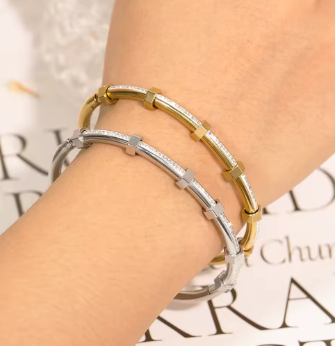 Crystal Elegance Apyrankė – Minimalistinė & Išskirtinė