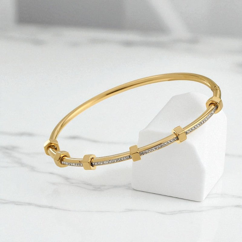 Crystal Elegance Apyrankė – Minimalistinė & Išskirtinė
