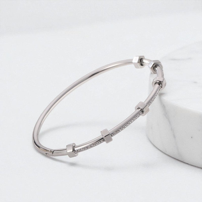 Crystal Elegance Apyrankė – Minimalistinė & Išskirtinė