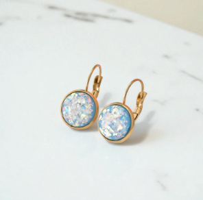 Aurora Opal Auskarai – Laikinas Spindesys ir Elegancija